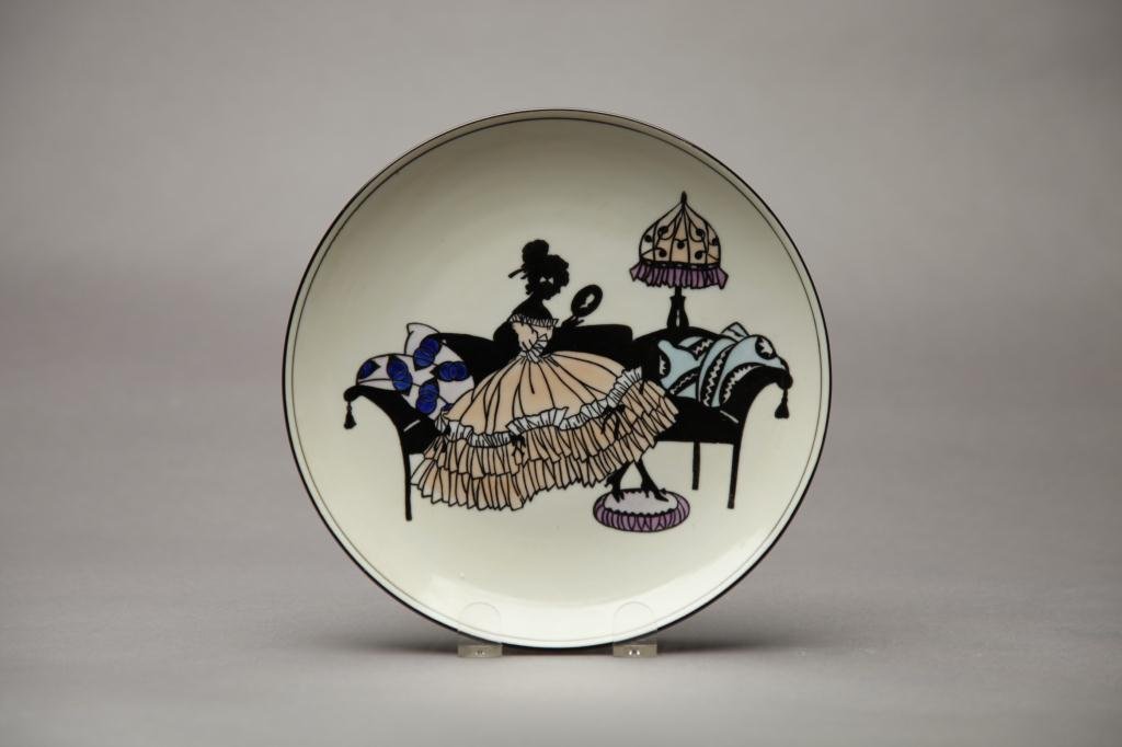 NORITAKE SILHOUETTE PLATE: Victorian lady with mirror seated on a settee. Green M-in-Wreath, Dia 22 cm. (8 3/4 in.)