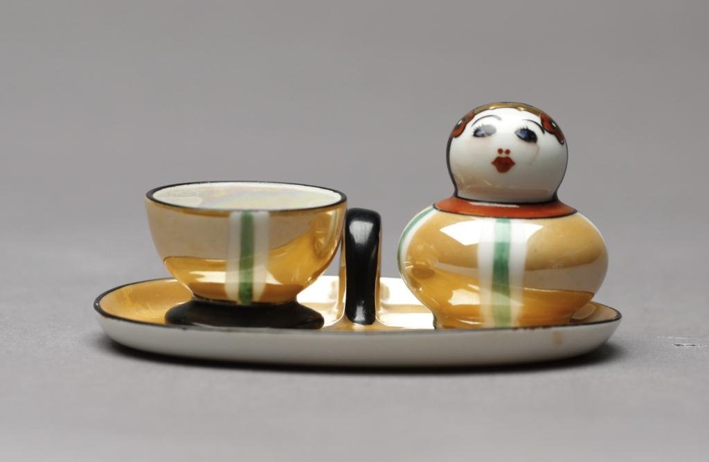 THREE PIECE NORITAKE CONDIMENT SET: Orange lustre with green strip Betty Boop-style shaker, open salt and tray. Red Japan, L 10.7 cm. (4 1/4 in.)