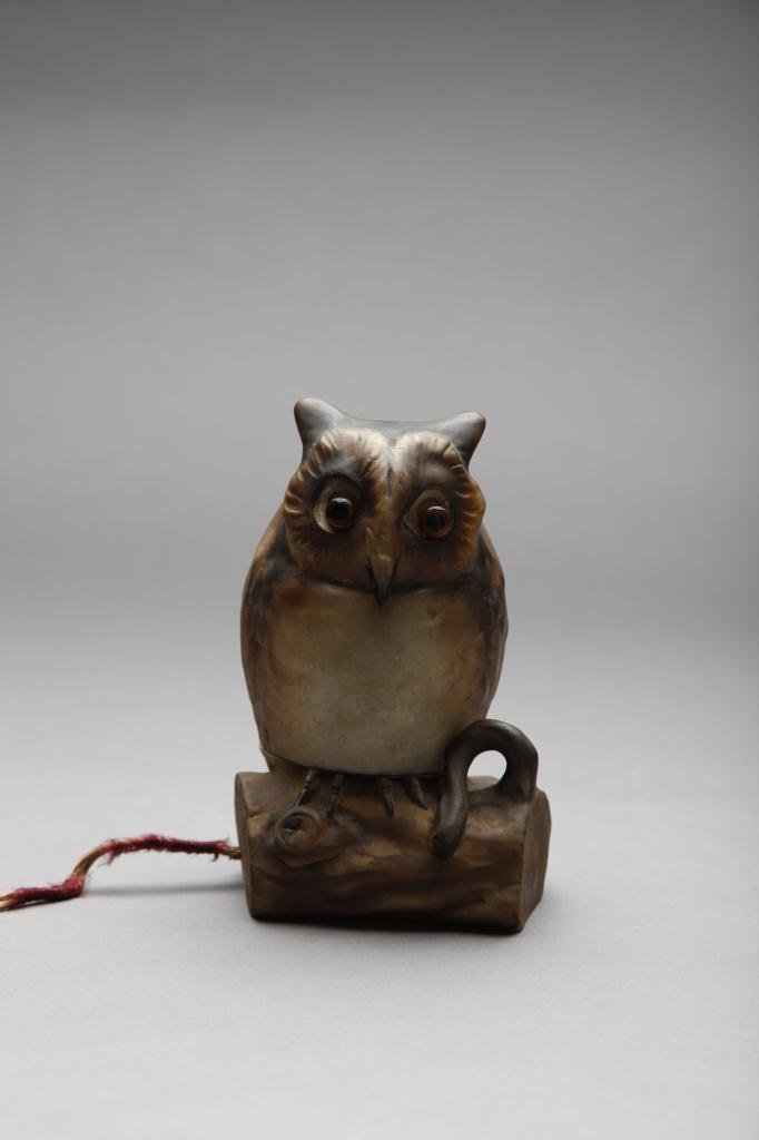 EARLY NORITAKE MOULDED OWL NIGHT LIGHT: Moulded as an owl seated on a tree branch with glass eyes. M-in-Wreath, H 19.7 cm. (7 3/4 in.)