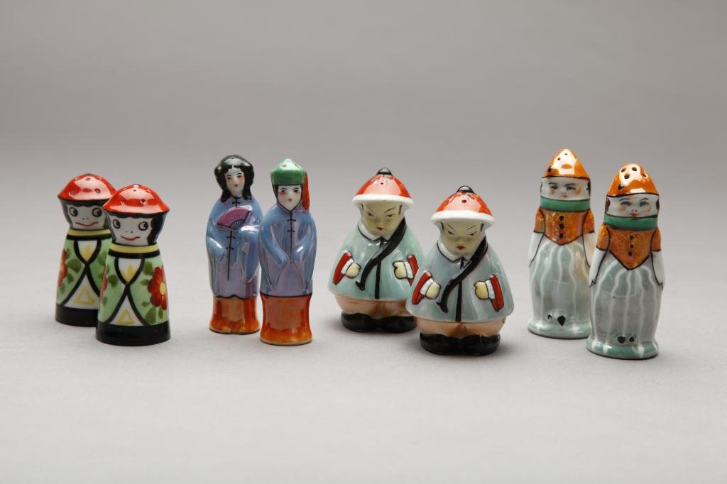 FOUR PAIRS OF FIGURAL NORITAKE SHAKERS: Red Japan, H 9.5 cm. (3 3/4 in.) and smaller