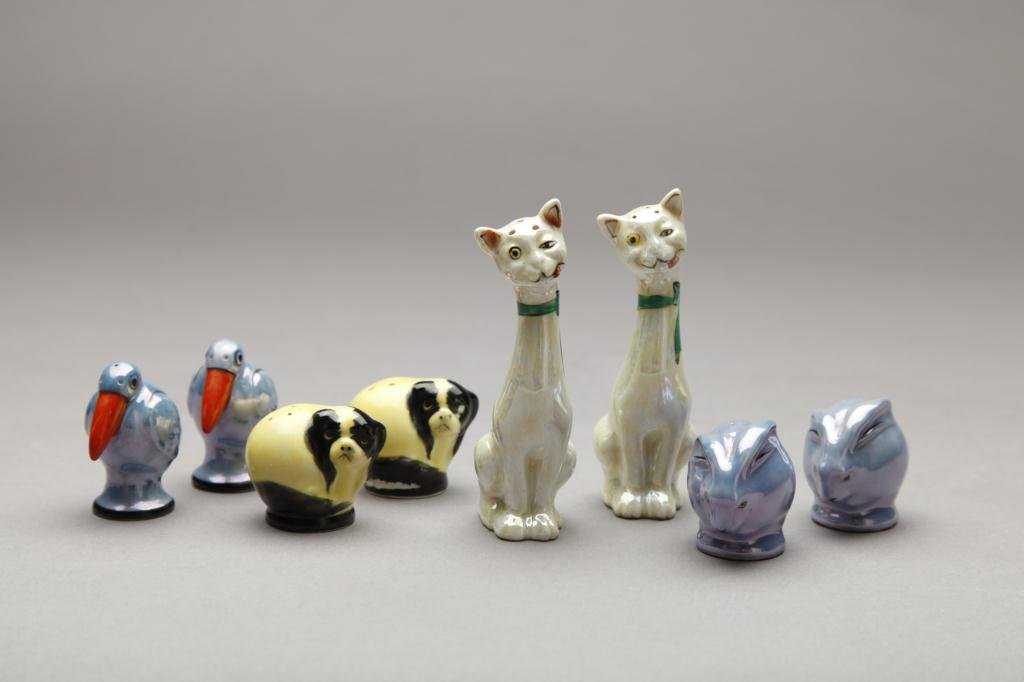 FOUR PAIRS OF ART DECO NORITAKE SHAKERS: Two pairs of birds, dogs and white pearlized cats. Red Japan, H of cats 11 cm. (4 1/4 in.)