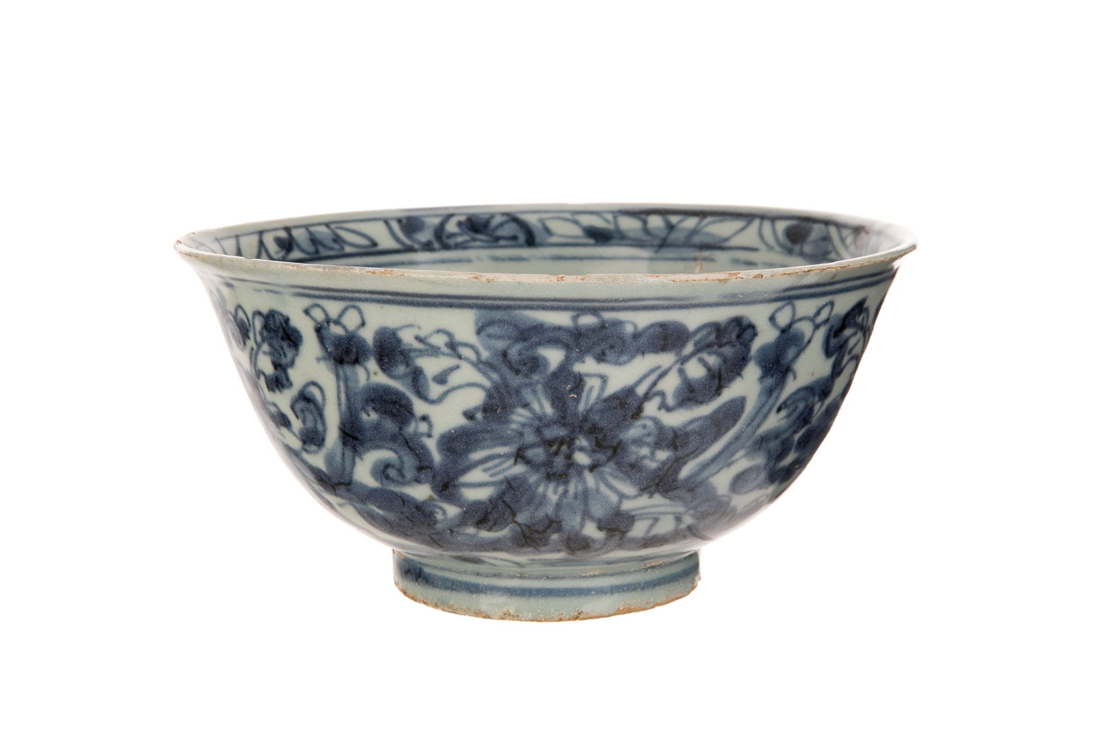 CHINESE EXPORT BLUE & WHITE PORCELAIN BOWL: Chinese, possibly Ming dynasty, an export blue and white porcelain bowl painted with a floral roundel to its interior center. H. 7.6 cm (3 in.), Dia. 15.5 cm (6 1/8 in.) From an Ottawa Consignor; acqu