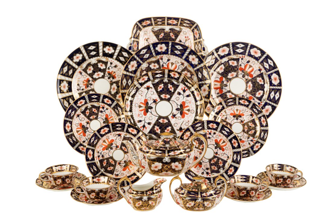 46 PCS ROYAL CROWN DERBY IMARI ASSEMBLED SERVICE (1 of 2)