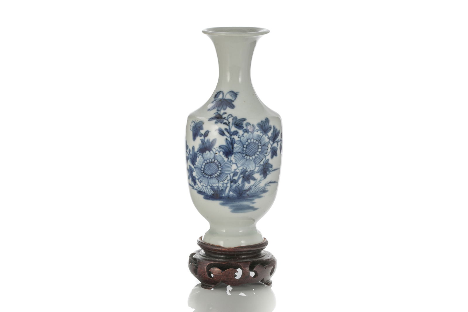 SMALL CHINESE BLUE AND WHITE VASE (1 of 3)