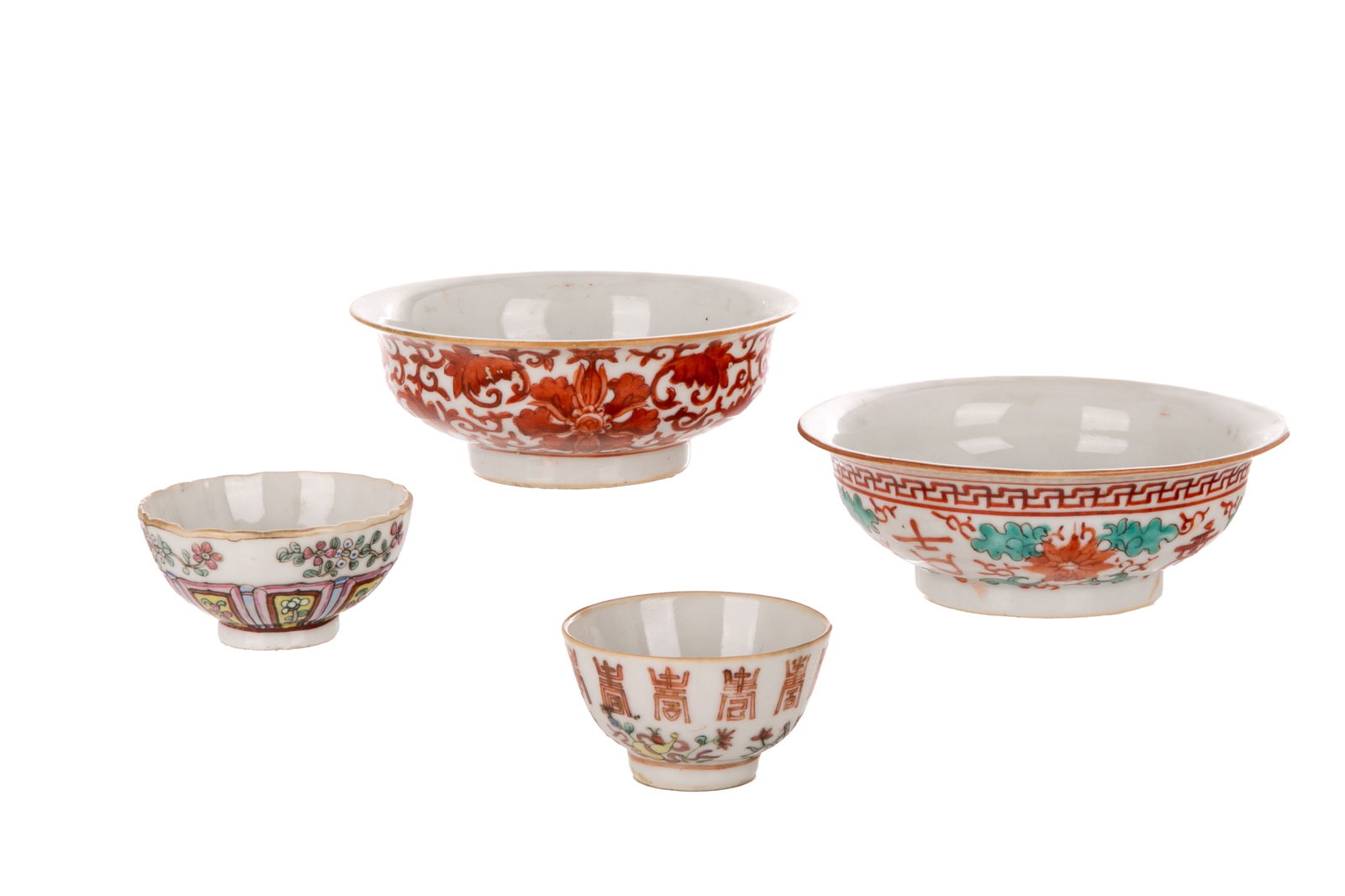 FOUR SMALL CHINESE FAMILLE ROSE PORELAIN BOWLS (1 of 3)