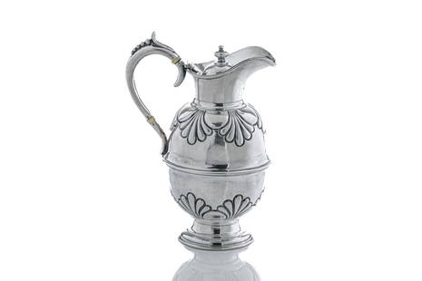 EDWARDIAN ENGLISH SILVER HOT WATER JUG, 332g: English sterling silver hot water pot with chased detail to the body, hinged lid, and handle with natural insulators. Hallmarked under spout for Fenton Brothers Ltd, Sheffield, 1900. H.: 19 cm (7