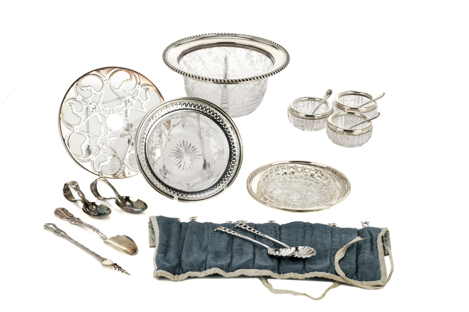GROUP OF SILVER AND GLASS TABLE ACCESSORIES, 331g: Including a set of twelve silver shell shaped teaspoons, three matching open salts with sterling silver spoons, a silver and glass trivet, two silver and glass wine coasters, two sterlingsilver baby s