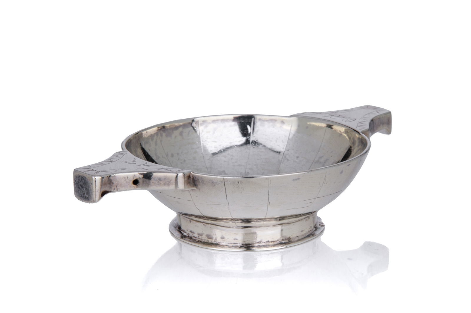 EARLY 18th C SCOTTISH SILVER QUAICH, 110g (1 of 4)