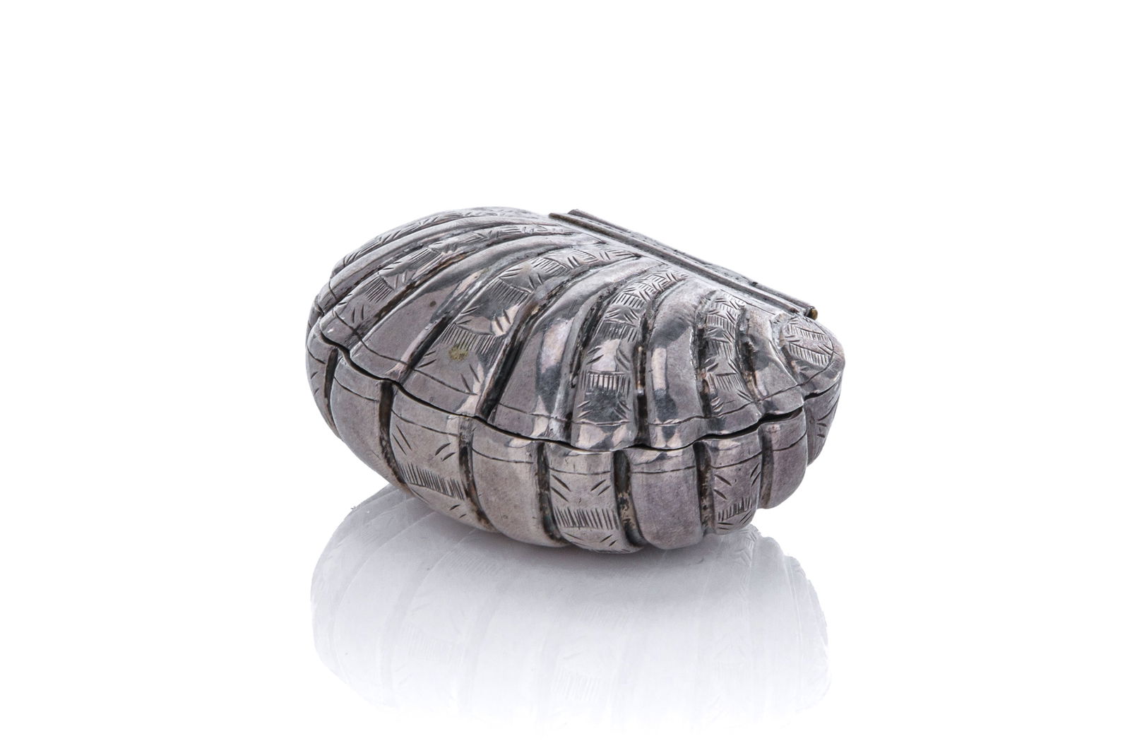 SHELL-SHAPED HINGED SNUFF BOX, 52g (1 of 5)