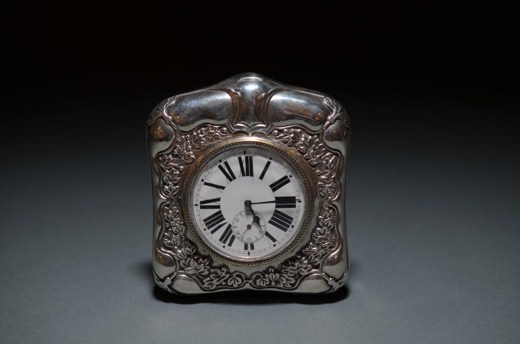 ENGLISH SILVER TRAVELING CLOCK: A fine English silver cased traveling clock, Birmingham, 1903 maker, the Douglas Clock Company. The porcelain dial decorated with Roman numerals and a separate sweep hand dial. The sterling case case 