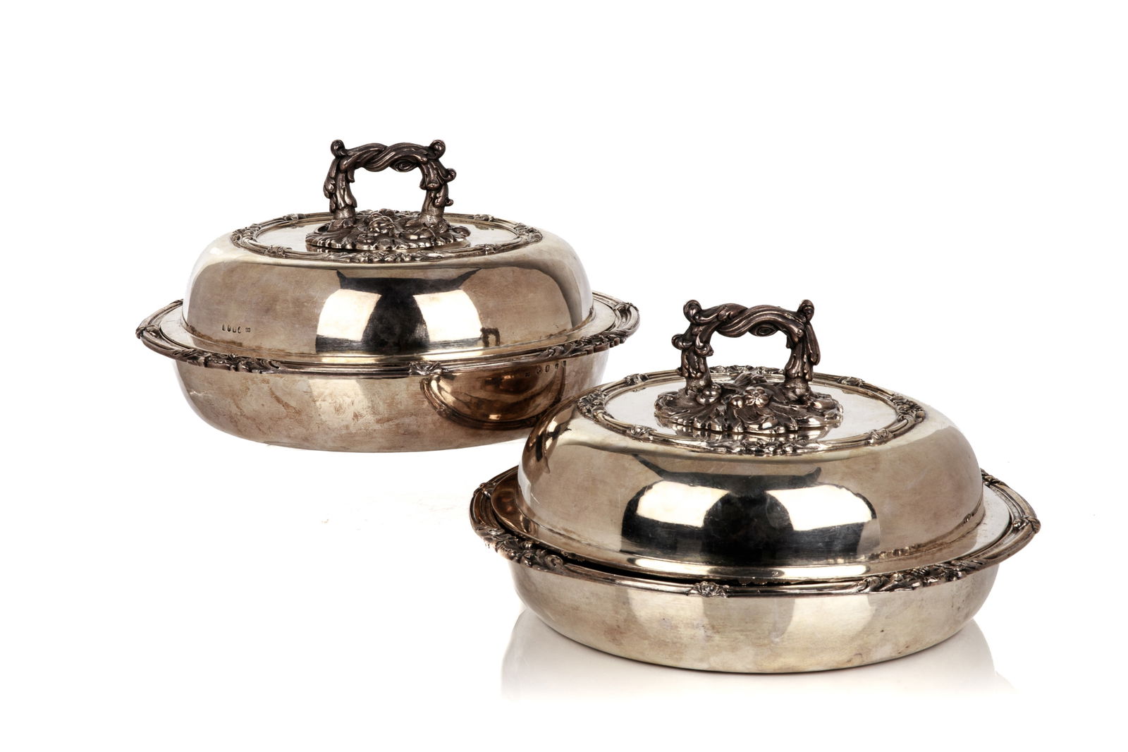 PAIR OF 19th C IRISH SILVER ENTREE DISHES, 3460g: A pair of mid-19th century Irish sterling silver entree dishes with applied shell boarders and detachable floral handles. Marked Dublin, 1840, maker Robert Smith. Dia. of base: 28 cm (11 in.) 3460g in