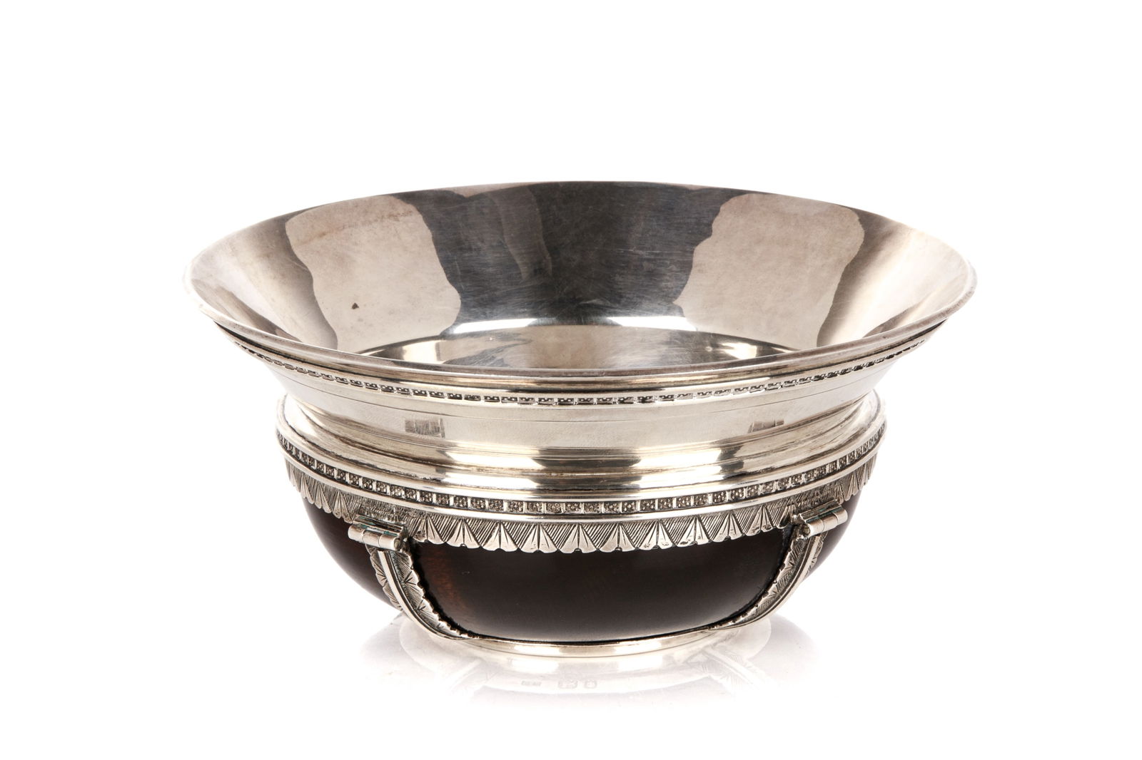 ENGLISH ARTS & CRAFTS MAZER BOWL, 365g: Wood bowl with silver mounts in the traditional form.Marks for London, 1931, makers Crichton Brothers (Lionel Alfred Crichton) Dia.: 15.5 cm (6 in.)365g in weight