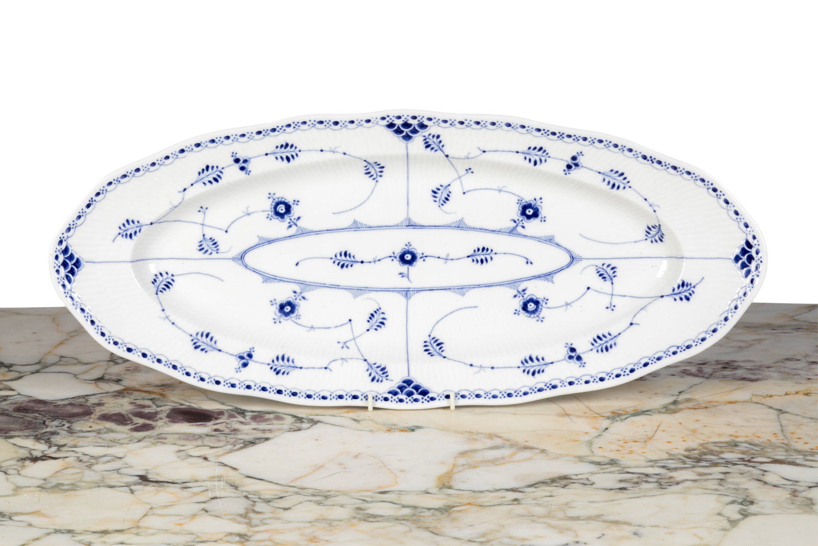 ROYAL COPENHAGEN BLUE FLUTED FISH PLATTER: Blue Fluted Half Lace #537 L.: 61.5 cm (24 1/4 in.)