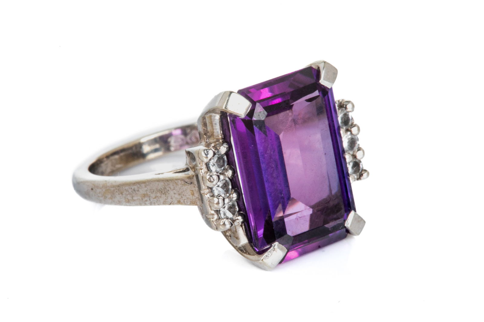 10K WHITE GOLD AND PURPLE GEMSTONE RING, 5.8g (1 of 3)