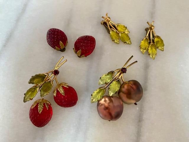 GROUP AUSTRIAN RHINESTONE GLASS FRUIT JEWELLERY (1 of 2)