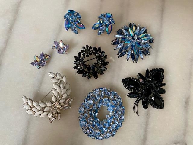 GROUP OF VINTAGE SHERMAN RHINESTONE JEWELLERY (1 of 2)