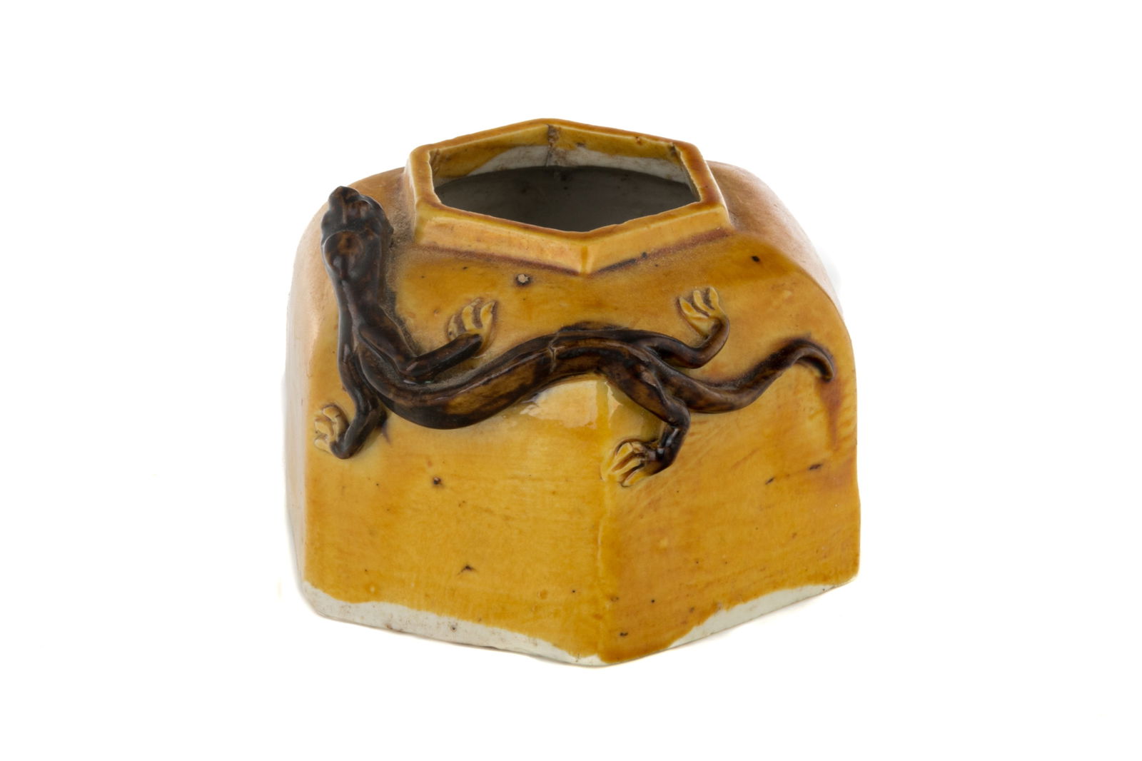 FAMILLE ROSE RED DRAGON PORCELAIN SNUFF BOTTLE (1 of 6)