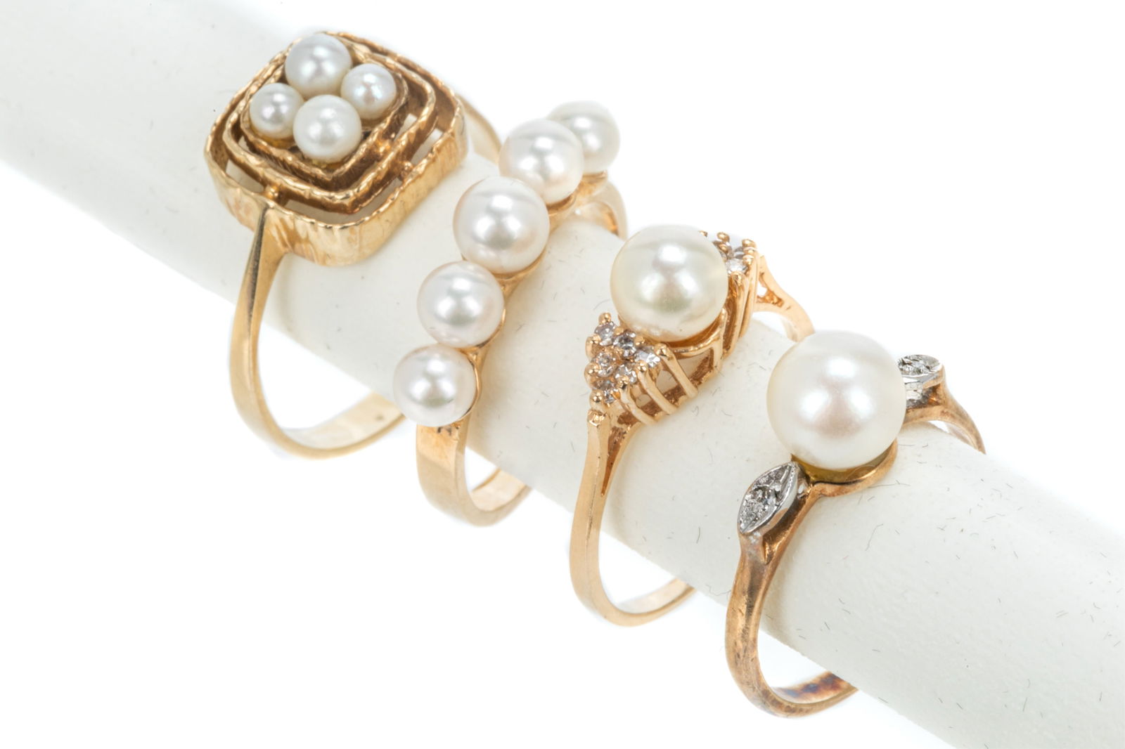 FOUR GOLD AND CULTURED PEARL RINGS, 9.8g (1 of 2)