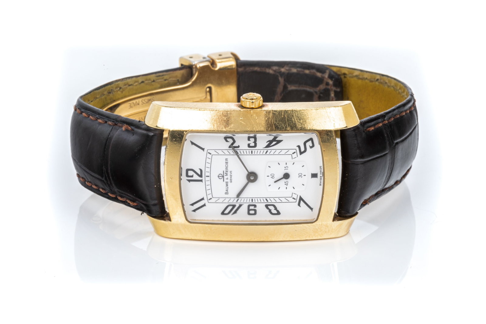 LADIES GOLD BAUME & MERCIER WRIST WATCH: Elongated dial in a yellow gold case, crocodile wrist strap, box and paperwork included. The watch is battery operated and has not been changed.