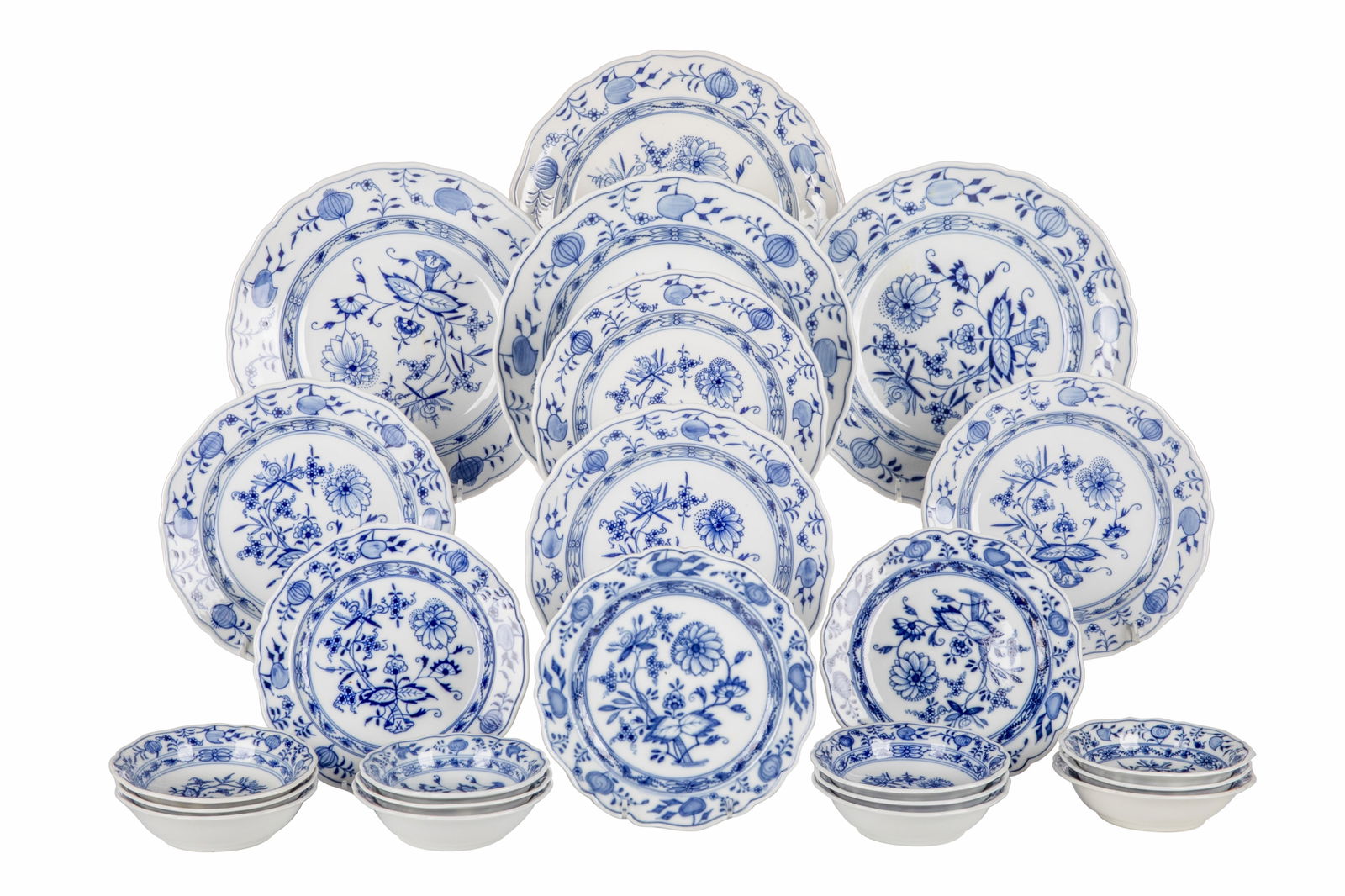 FIFTY MEISSEN 'ONION' PORCELAIN PLATES (1 of 3)