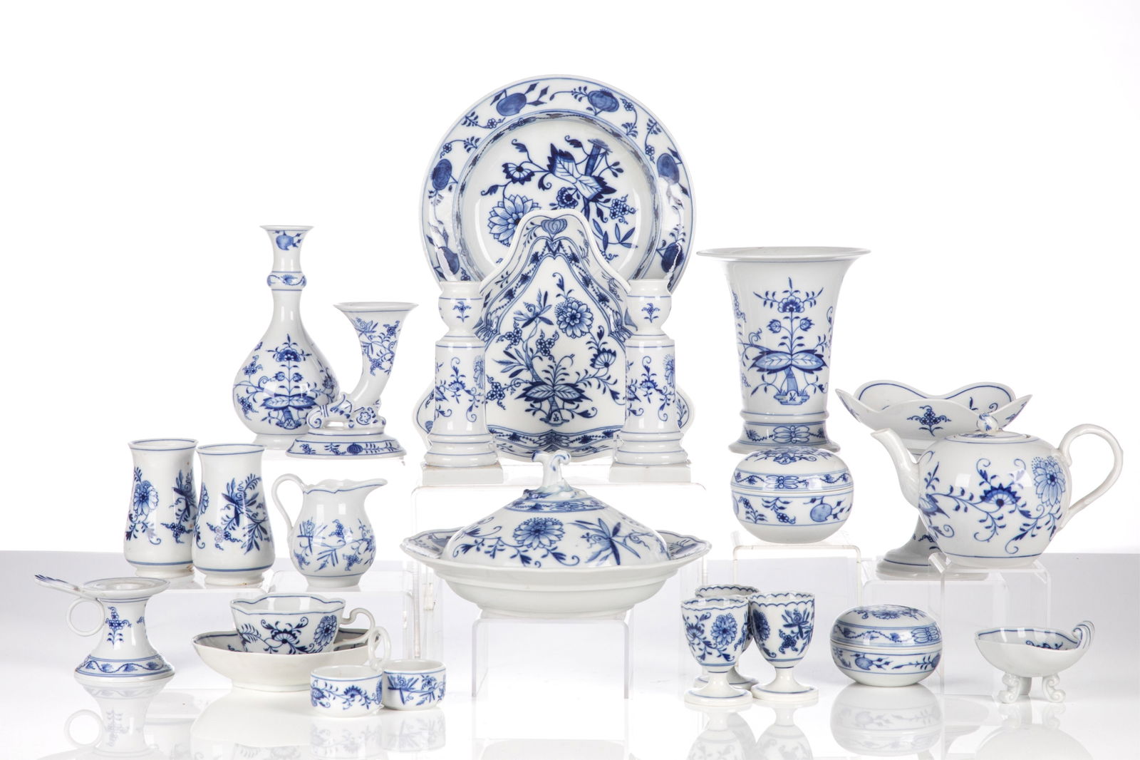 SIXTEEN PIECES OF MEISSEN 'ONION' PORCELAIN (1 of 3)