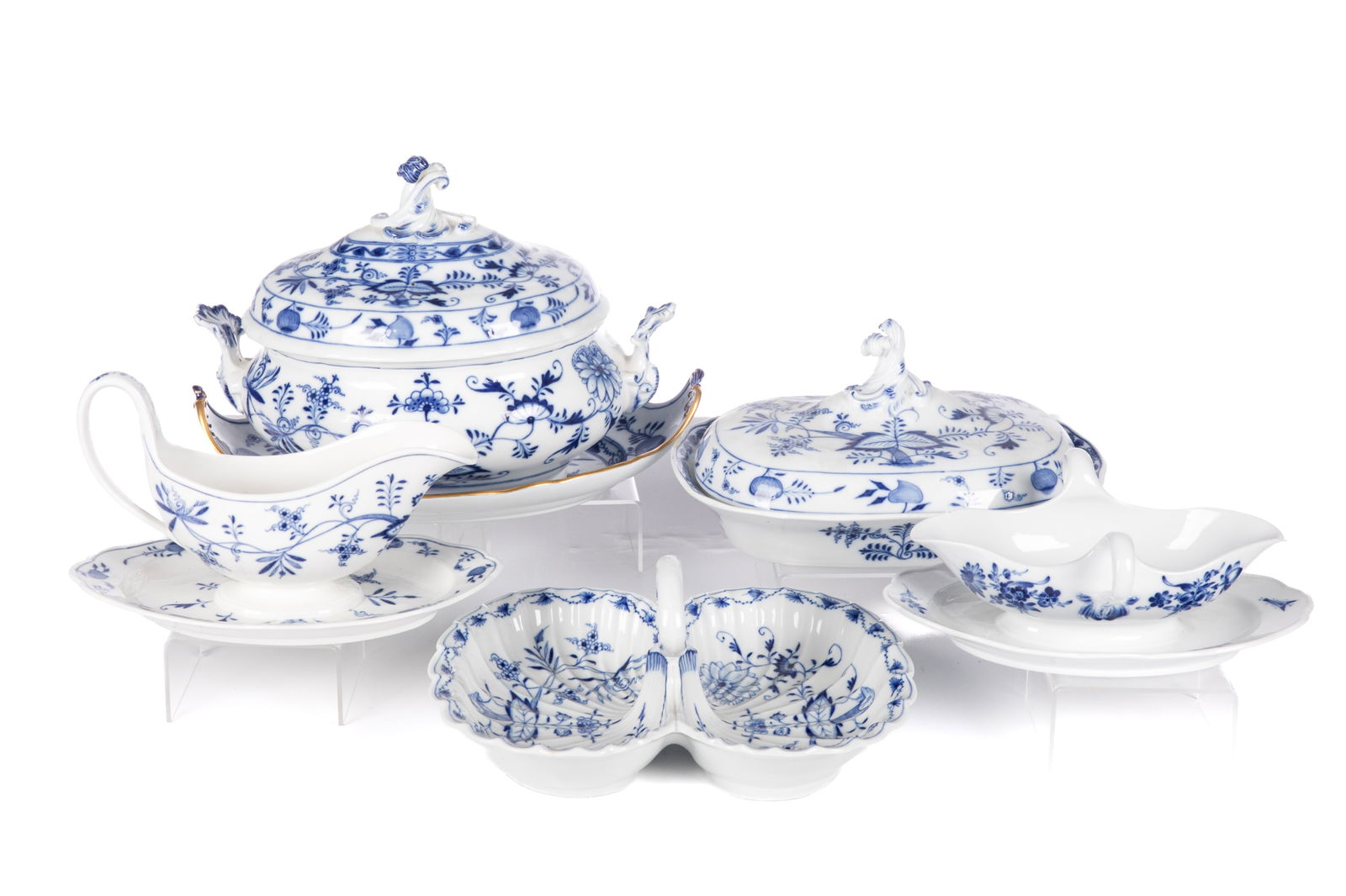SIX MEISSEN 'ONION' SERVING PIECES (1 of 2)