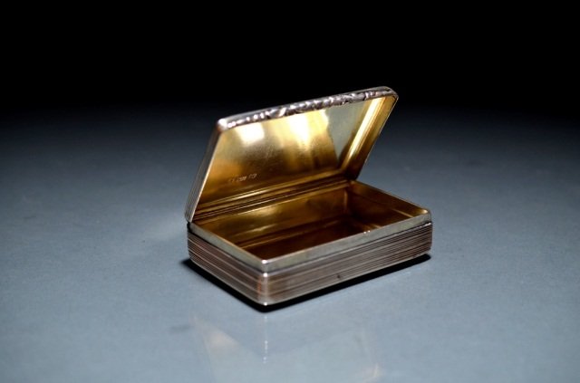 GEORGIAN SILVER SNUFF BOX: - with textured sides and base, gilt wash interior. Maker's mark Nathaniel Mills, Birmingham, 1833. W 6.4 cm. (2 1/2 in.) w 124g.