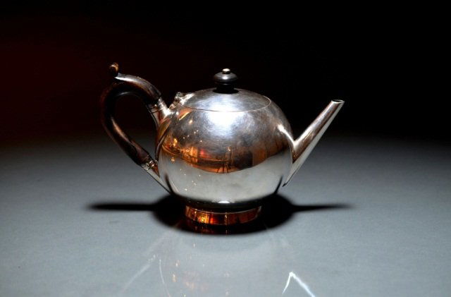 ENGLISH SILVERPLATE TEAPOT: - minimal bulbous-form with straight spout and ebony handle, maker's mark Thomas Harwood & Sons, mid/late 19th century. H 12.6 cm. (5 in.)