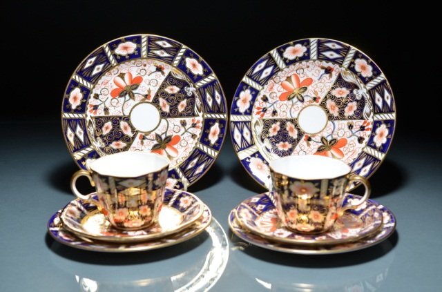 36 PIECES OF ROYAL CROWN DERBY IMARI DINNERWARE: - RCD 2451 pattern circa 1920.Consisting of 12 side plates, 12 bread and butter,12 tea cups and saucers.