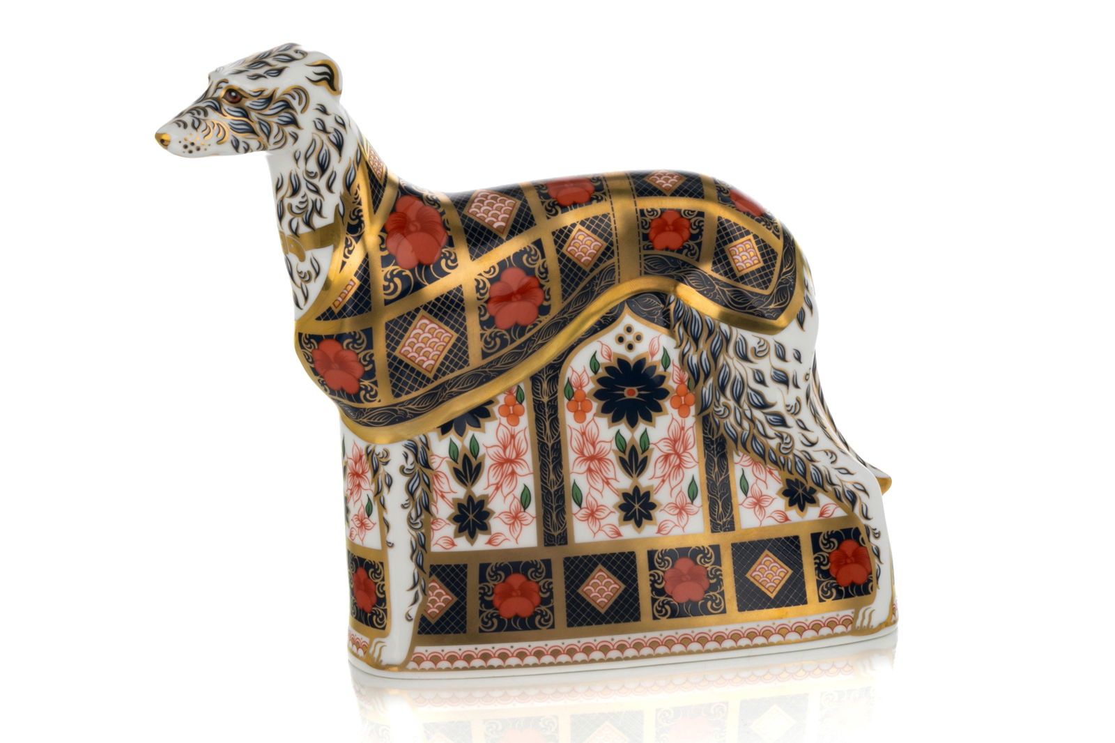 ROYAL CROWN DERBY LURCHER PAPERWEIGHT: Large Royal Crown Derby 'Solid Gold Band Lurcher' paperweight in the 'Old Imari' pattern. Marked for Royal Crown Derby in grey to the underside and with a gold stopper. English, 21st C. H.: 16.5 cm (6