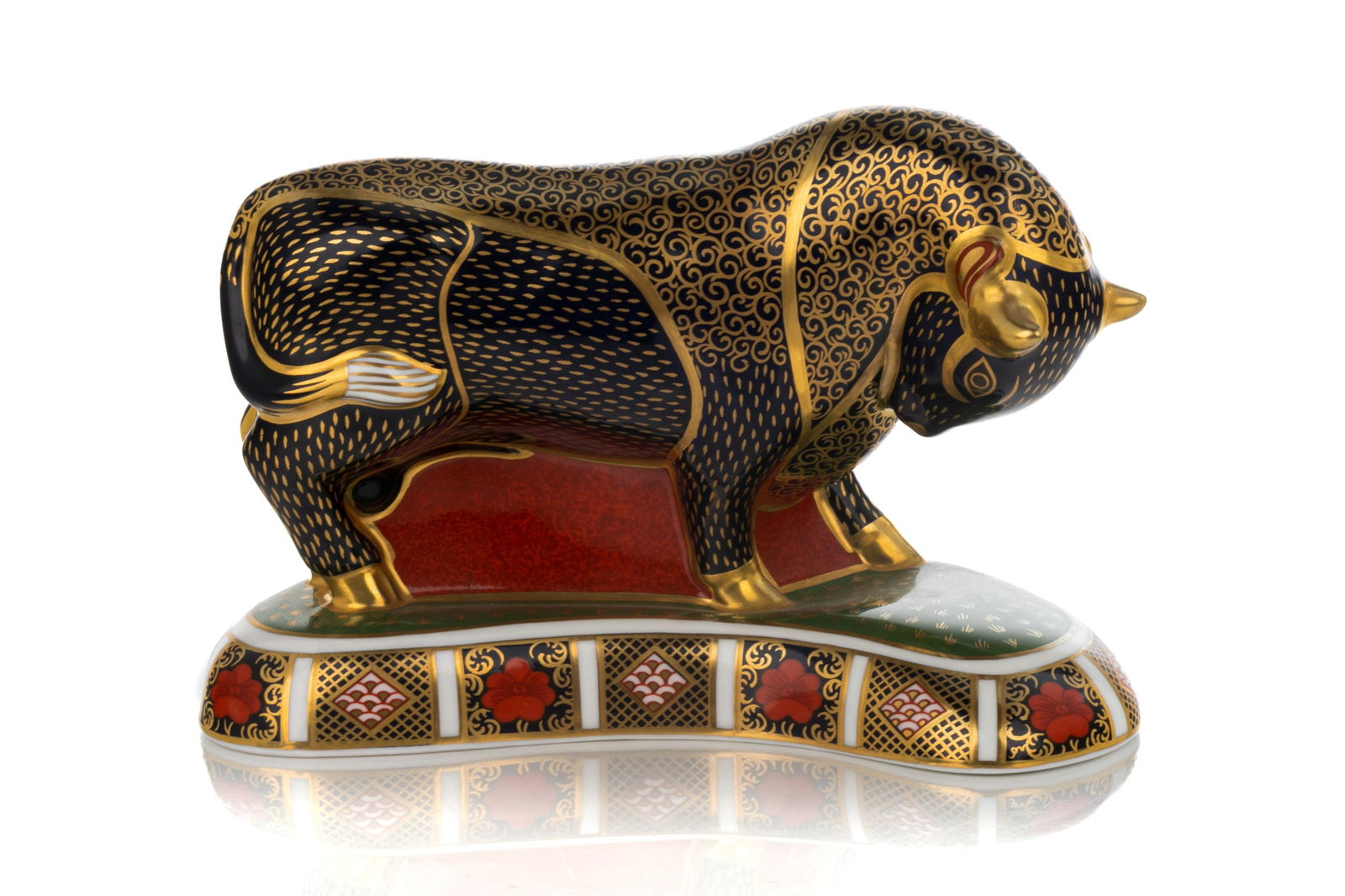 ROYAL CROWN DERBY BULL PAPERWEIGHT: Royal Crown Derby bull paperweight in the 'Old Imari' pattern. Marked for Royal Crown Derby in red to the underside and with a gold stopper. English, 20th C. H.: 13.5 cm (5 1/4 in.)
