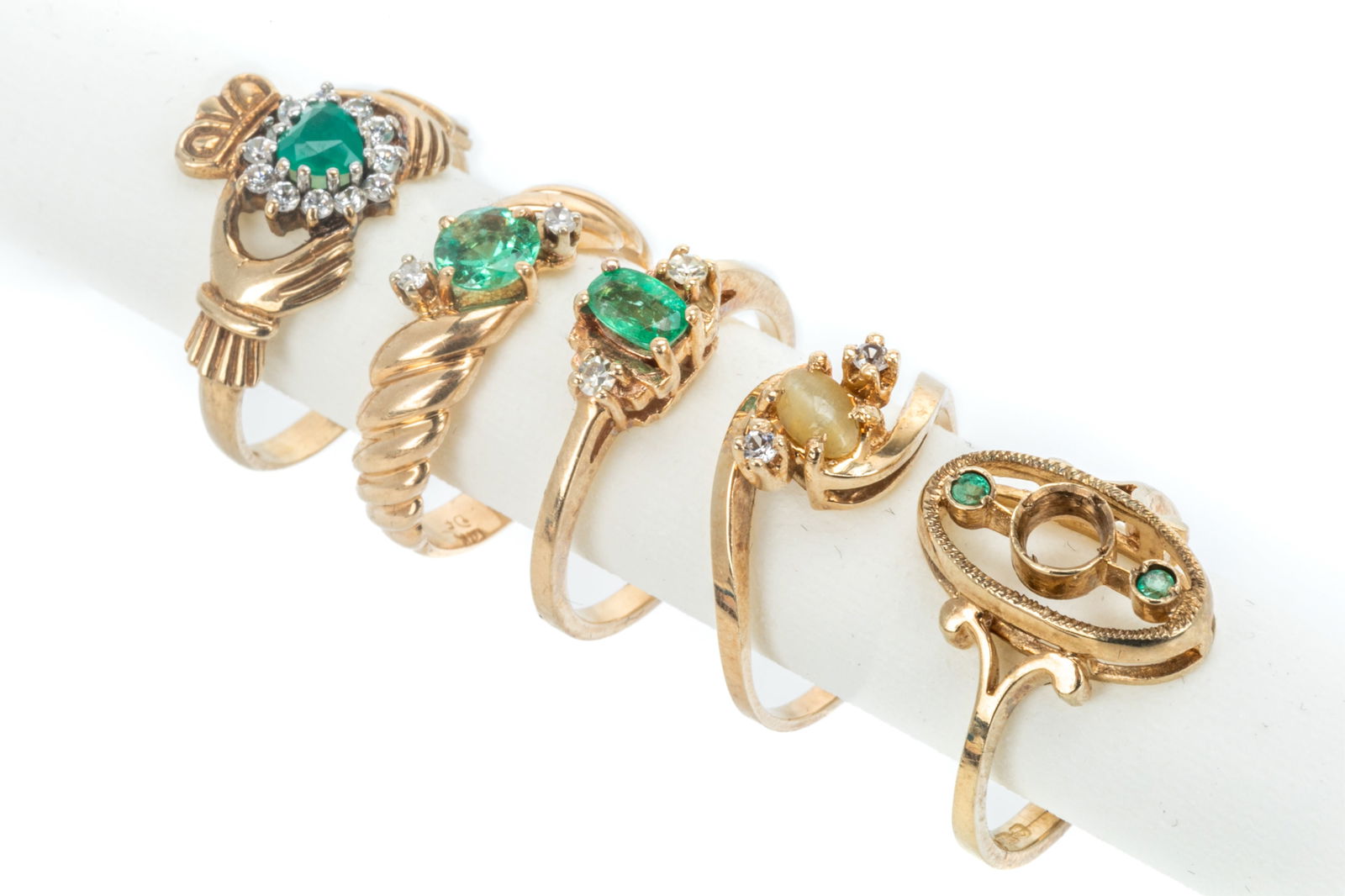 FIVE GOLD AND GREEN GEM-SET RINGS, 11.4g (1 of 2)