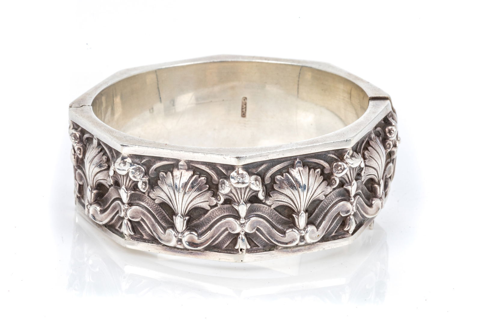 ART NOUVEAU SILVER HINGED BANGLE BRACELET, 47.8g (1 of 3)