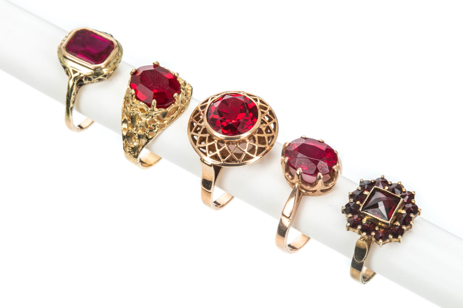 GROUP OF GOLD  AND RED GEM-SET RINGS, 15.3g (1 of 2)
