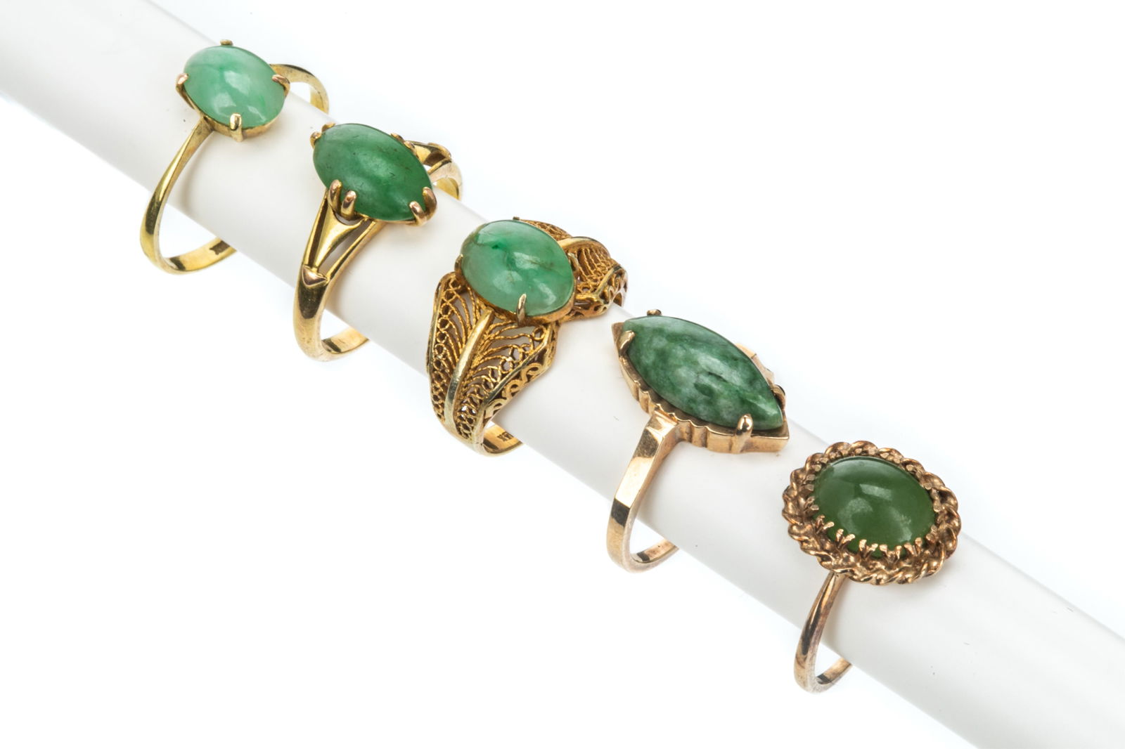 FIVE YELLOW GOLD AND GREEN GEM-SET RINGS, 13.4g (1 of 2)