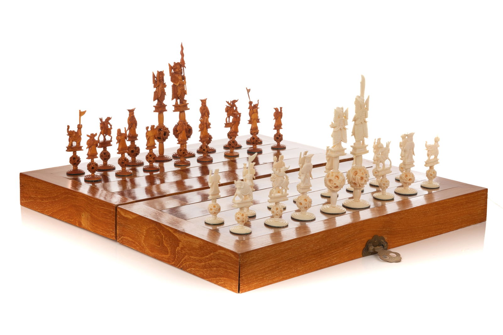 NATURAL CARVED CHINESE EXPORT CHESS SET (1 of 3)