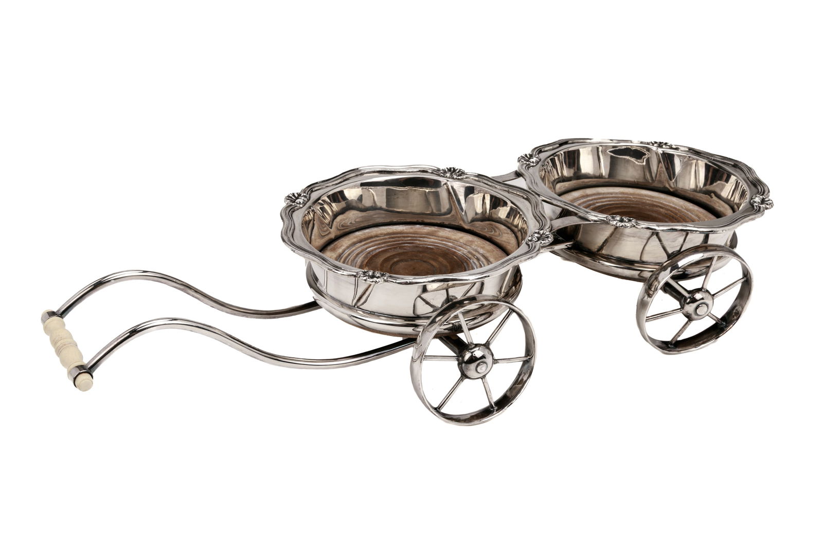 VICTORIAN SILVER PLATED WINE TROLLEY: An early 20th century English double bottle wine trolley. Mounted on four wheels with a pivoting handle, each bottle holder is lined with a turned woodenbottom. L.: 45 cm (17 3/4 in.)