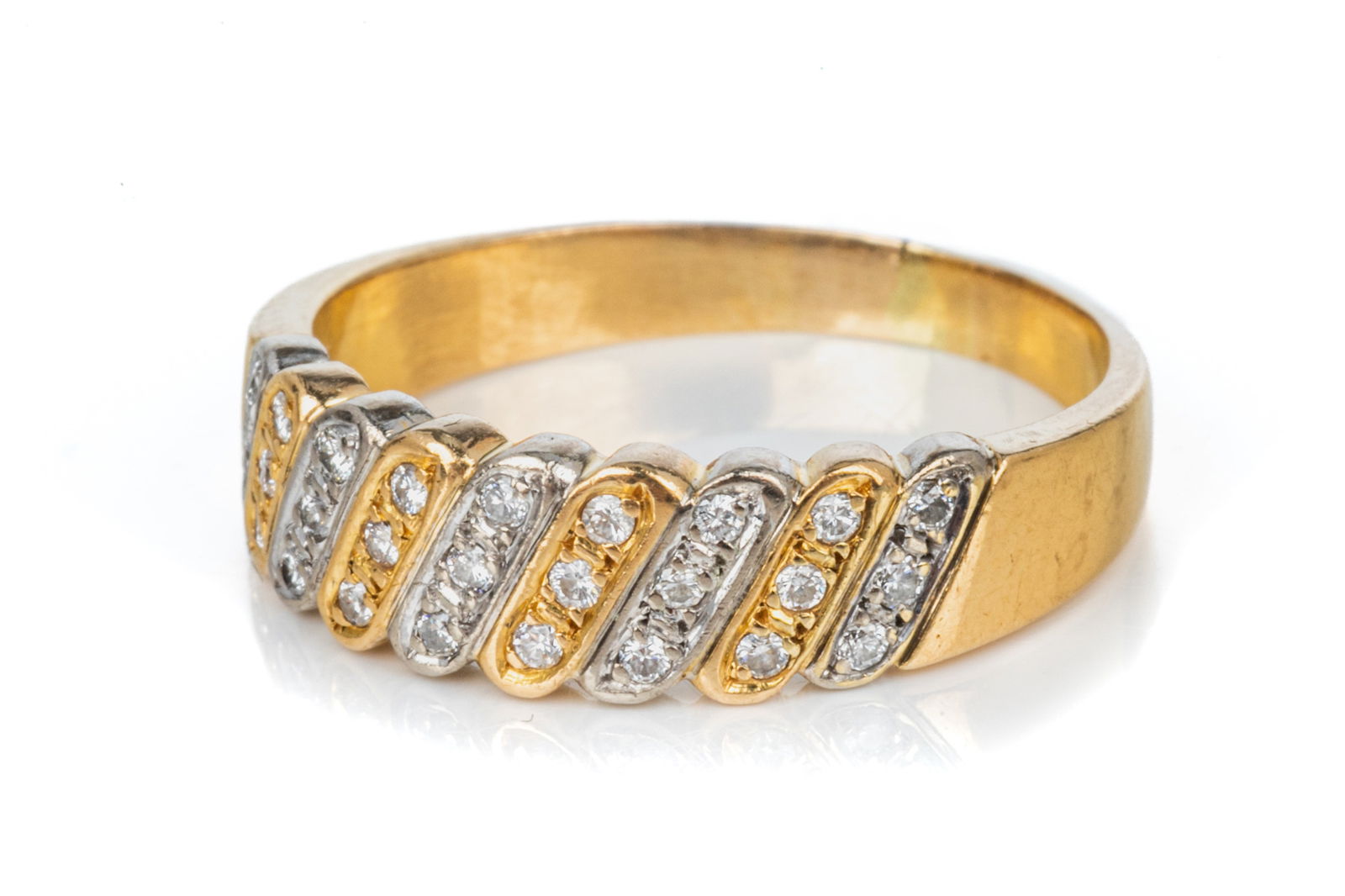 YELLOW GOLD AND DIAMOND BAND RING, 4g (1 of 3)