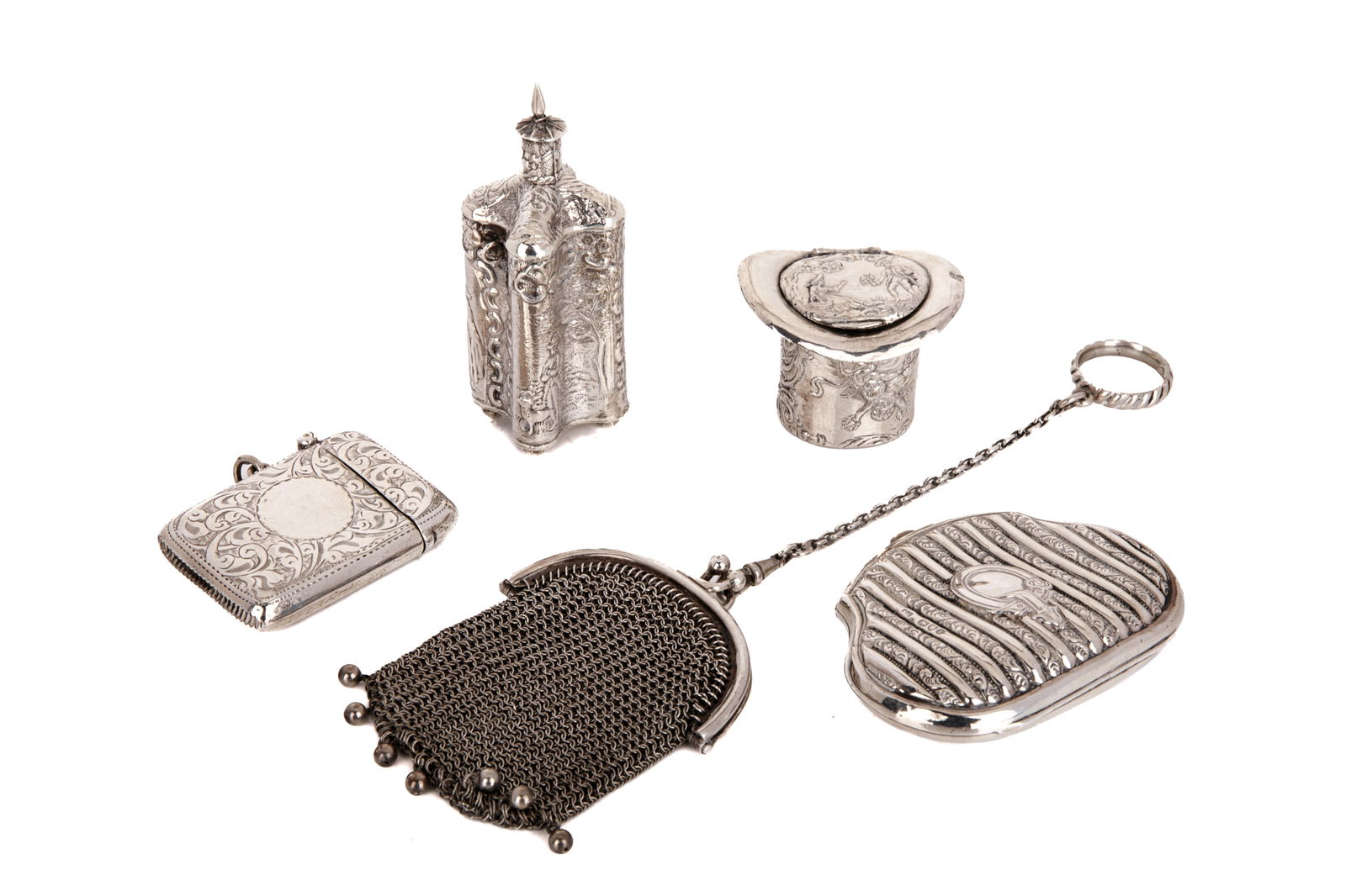 GROUP OF SILVER NOVELTY ITEMS, 154g: A group of silver novelty items including a pill box in the shape of a top hat, two tiny purses, a scent bottle in the shape of a caddy, and a match safe. Most of continental manufacture with various