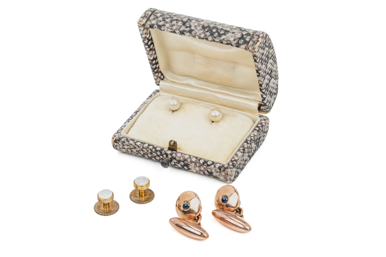 TWO PAIRS OF SHIRT STUDS AND GOLD CUFFLINKS, 10.3g (1 of 4)