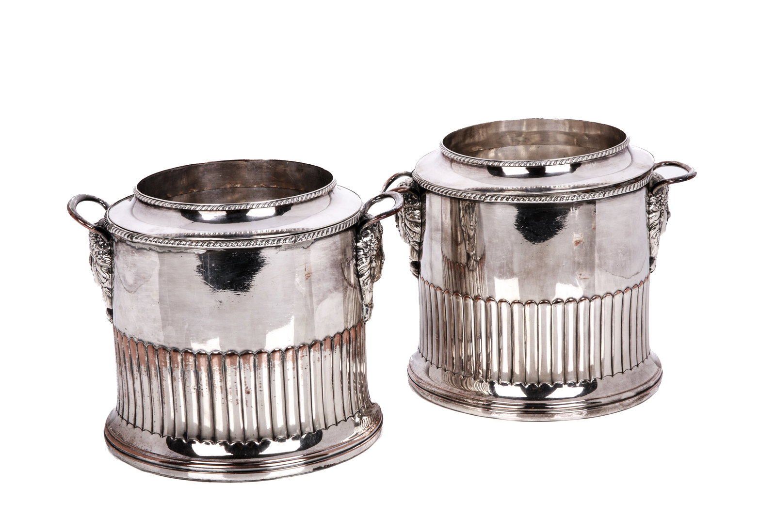 PAIR OF SHEFFIELD SILVERPLATED WINE COOLERS: Two Sheffield plate wine coolers in Georgian form with ribbed bases, mask handles, and removable inserts. English, 19th C.H.: 17.5 cm (6 3/4 in.)