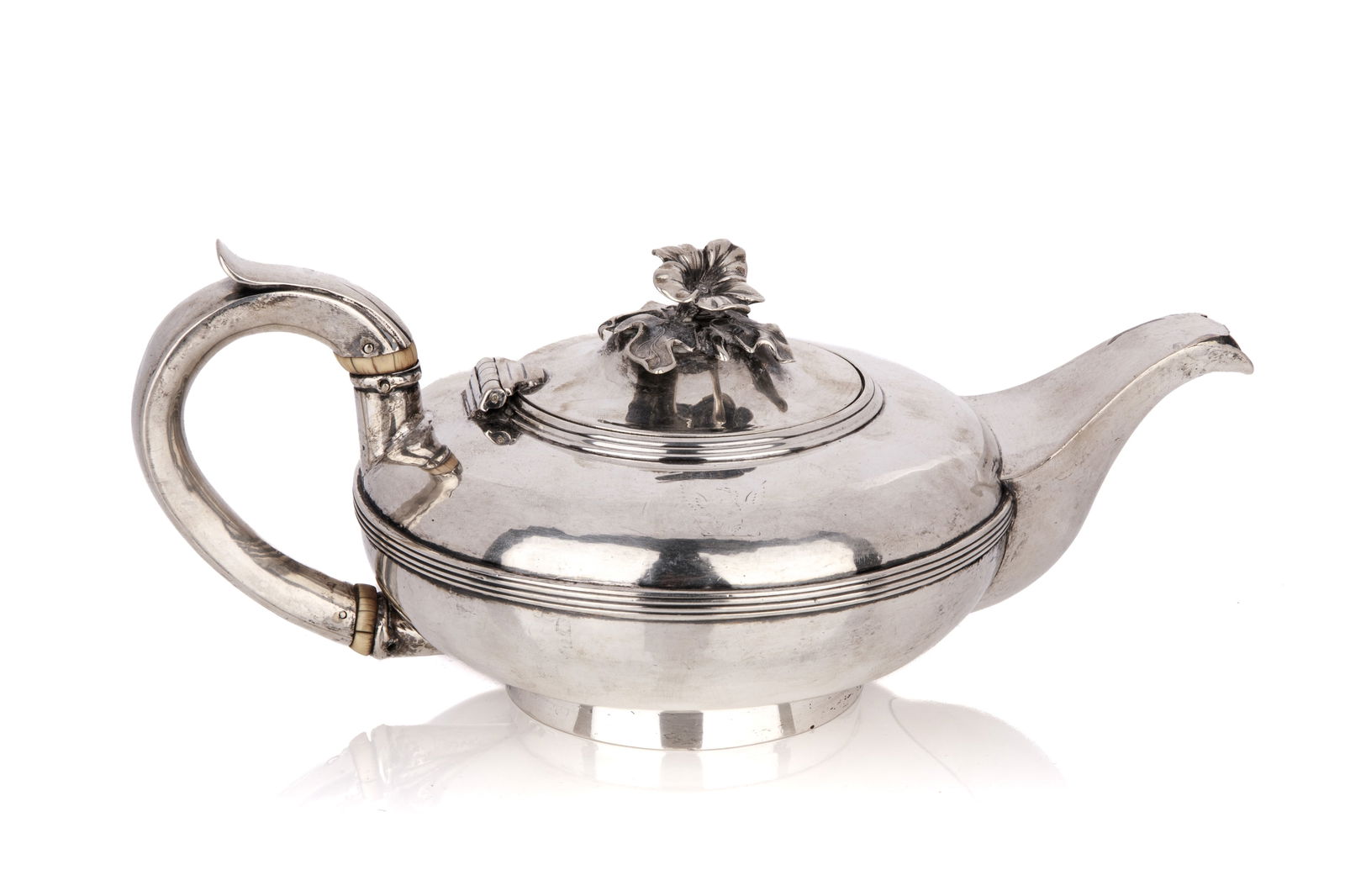 VICTORIAN IRISH SILVER TEAPOT, 541g: Irish silver teapot with molded floral finial and natural insert handles. Marks for Dublin, 1846, maker Robert W. Smith.H.: 11 cm (4 1/4 in.) 541g in total weight (including natural insert handles)
