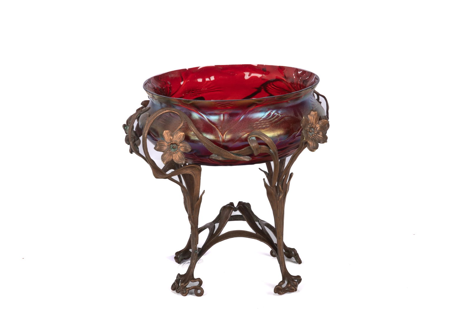 AUSTRIAN ART NOUVEAU GLASS & COPPER CENTREPIECE: Iridescent red glass bowl with molded flowers resting on a naturalistic copper stand in the Loetz manner. Austrian, late 19th or early 20th C.H.: 26 cm (10 1/4 in.)
