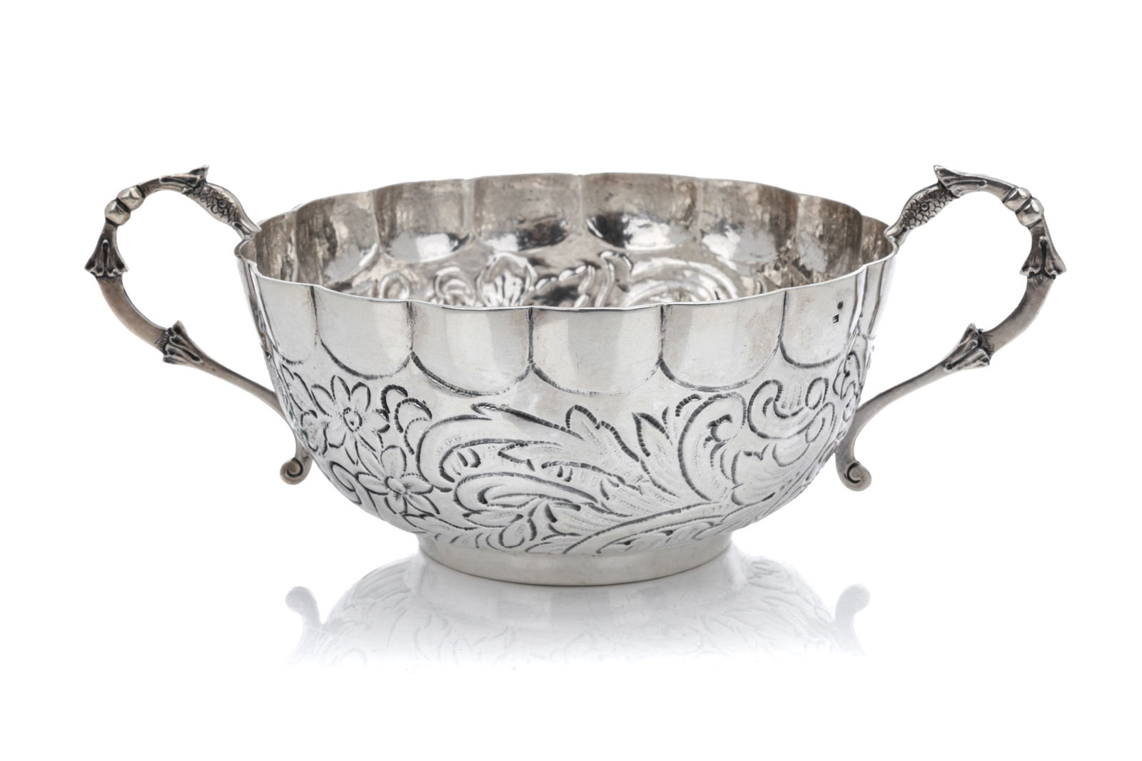 CONTINENTAL TWO-HANDLED SILVER CUP, 170g (1 of 4)