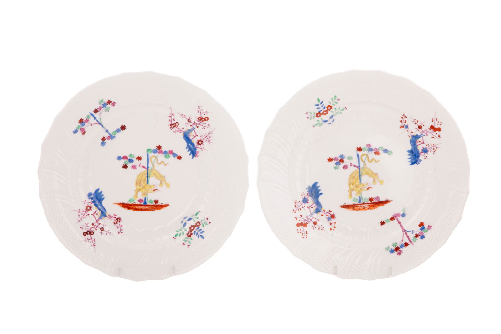 A PAIR OF 19TH CENTURY ENGLISH PLATES: An early pair of English dinner plates in the "Yellow Tiger" by Coalport. Circa 1810. Dia. of plates 10 in 25.5 cm