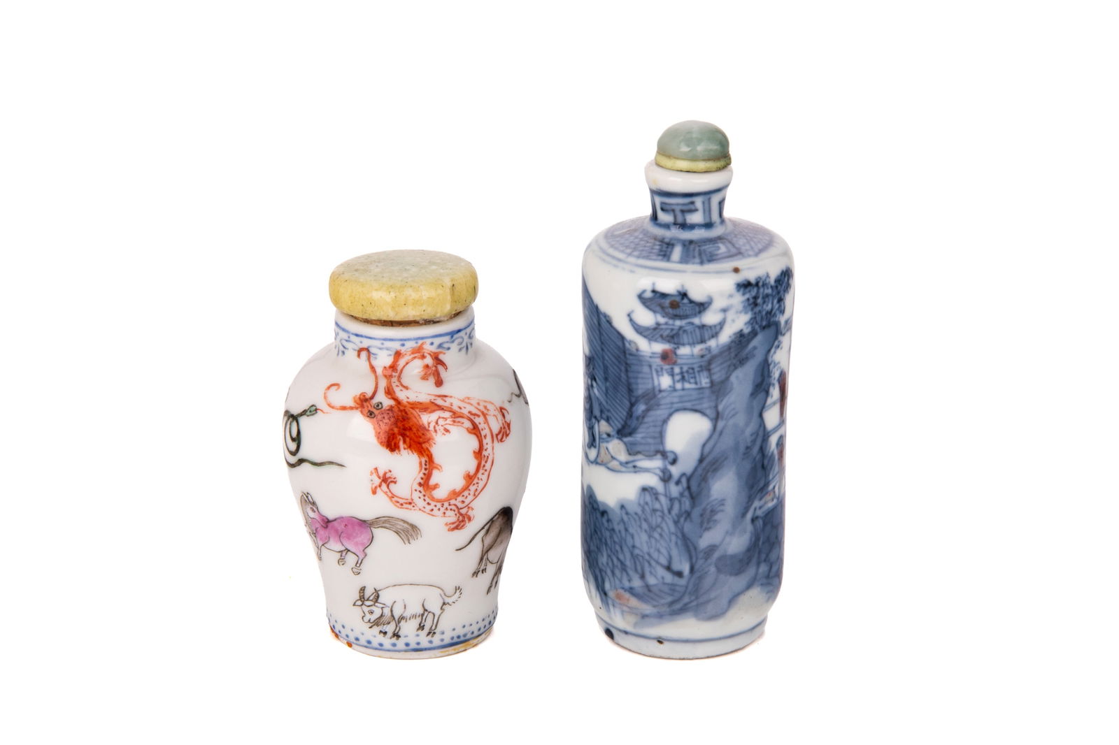 TWO CHINESE PORCELAIN SNUFF BOTTLES: The first one of cylindrical form, decorated with a combat scene in blue and white. Six character Kangxi mark to the underside. Later stopper.H. 8.5 cm The second one of bulbous form, decorated with t