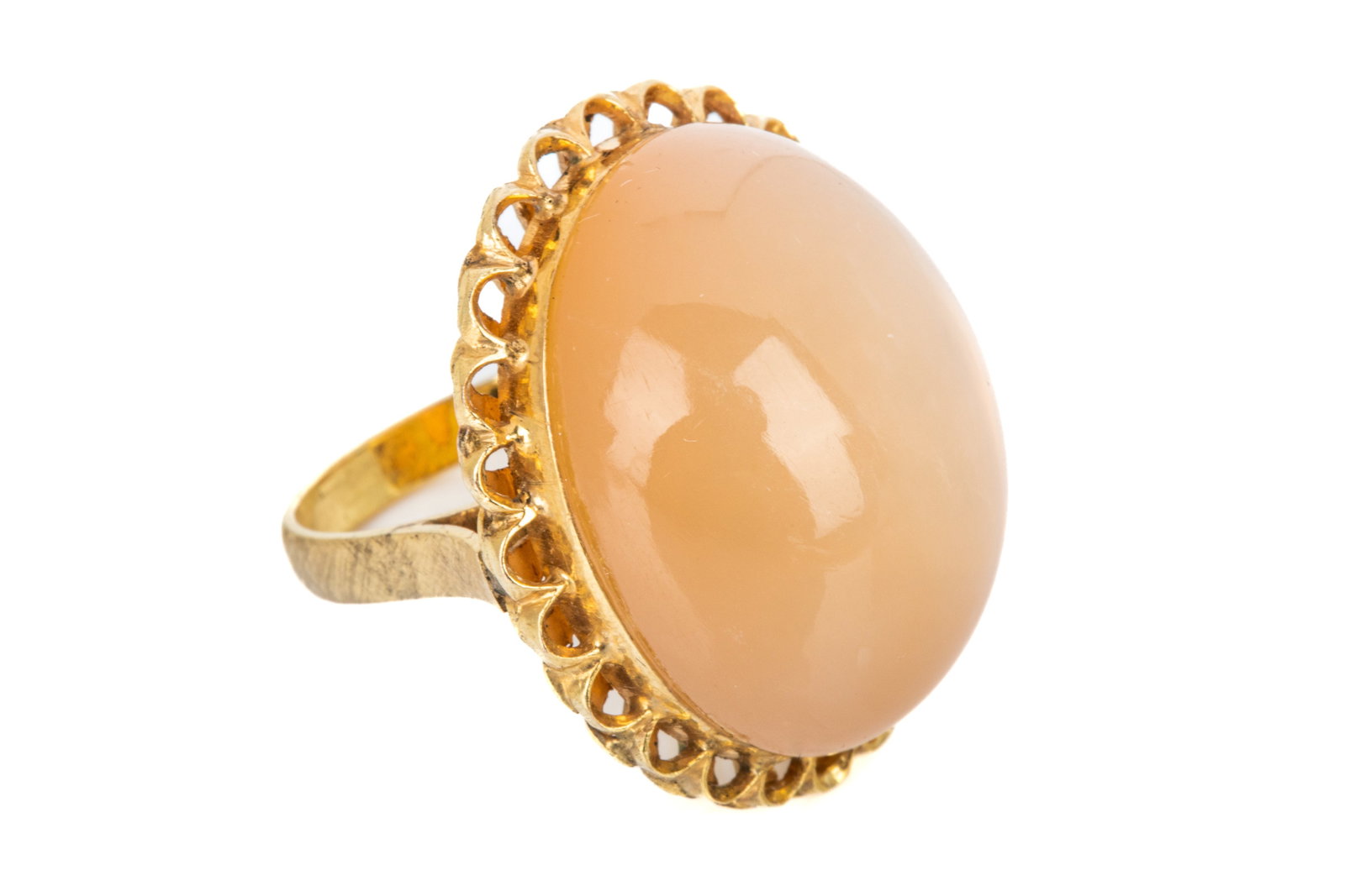 14K PEACH STAR MOONSTONE RING 15.1g: 14K yellow gold ring measuring 29mm long by 24.4mm wide by 14.8mm tall, featuring oval cabochon cut translucent soft peach coloured star moonstone, showing billowy adularescence in indirect light, and