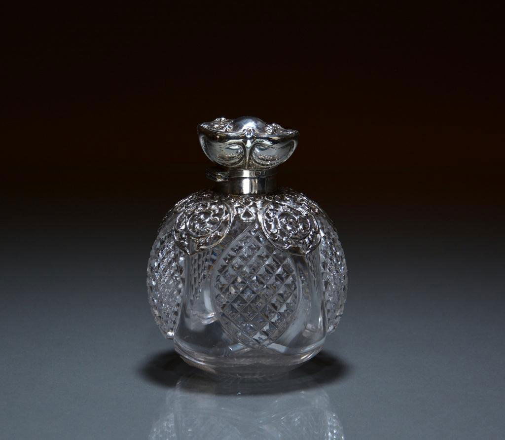 ART NOUVEAU SILVER & GLASS SCENT BOTTLE: Bulbous with pierced silver shoulder and top in a gingko leaf pattern, William Harrison Walter, Birmingham, 1900. H 12.7 cm. (5 in.)