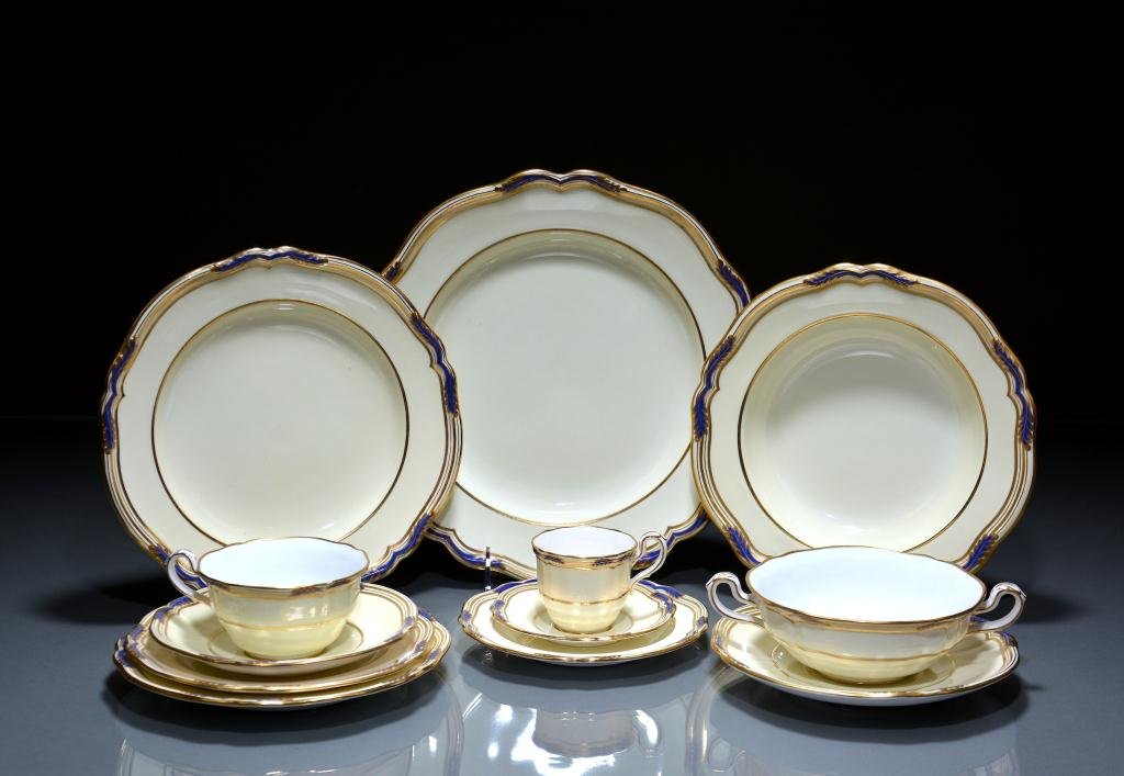 COPELAND SPODE SUTHERLAND DINNER SERVICE: cobalt blue & gilt decor on cream body, comprising 21 dinner plates, 12 luncheon plates, 10 salad plates, 12 tea plates, 11 bread & butter plates, 15 cream soups & stands, 15 rim soups, 20 cups & sauc