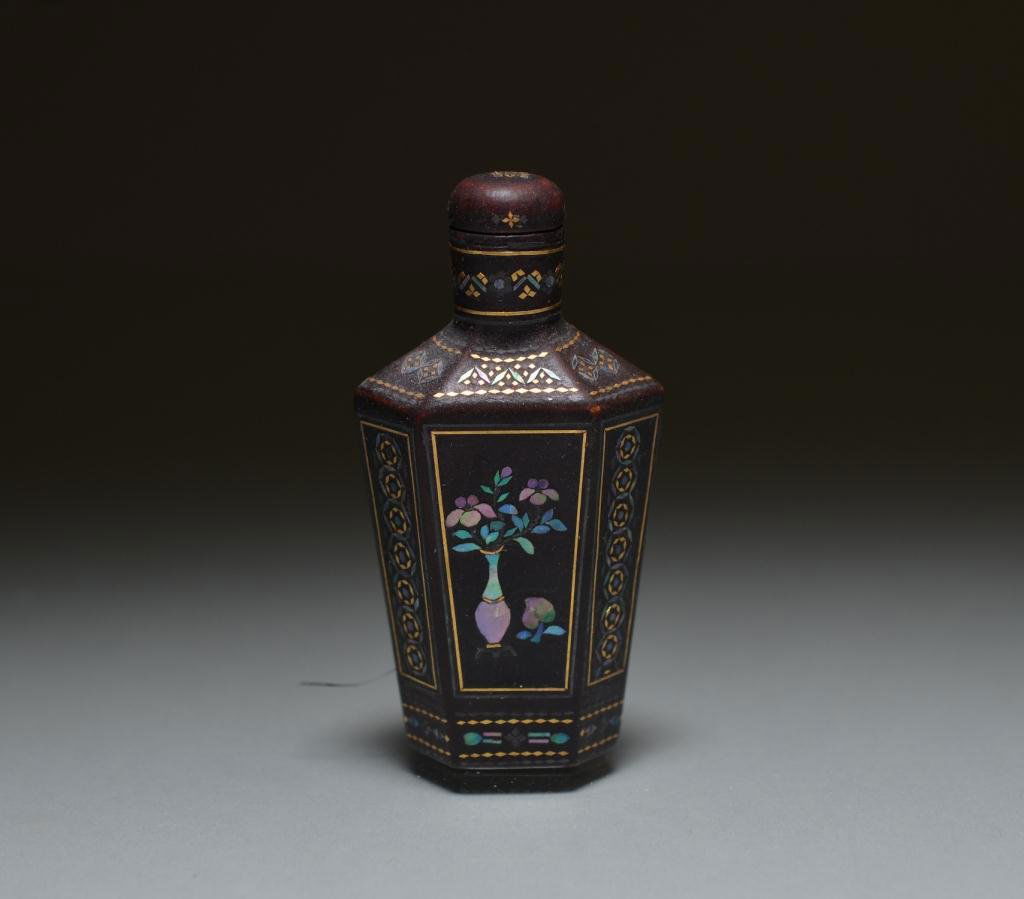 CHINESE LAC BURGAUTE SNUFF BOTTLE: Of hexagonal form, decorated with vases of flowers, abalone inlay, and gold foil. H. 7.5cm (2 7/8 in.)
